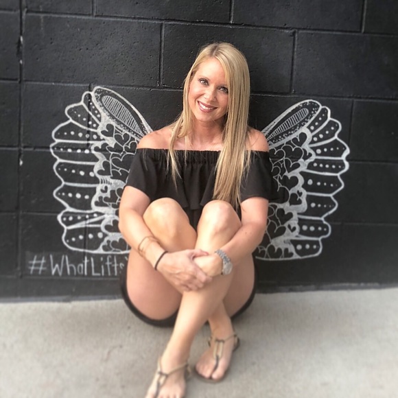 Meet your Posher, Carolyn ⭐️ Posh Ambassador ⭐️ - Picture 2 of 7